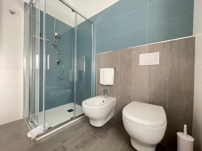Bathroom 4, Hotel Continental, Teramo