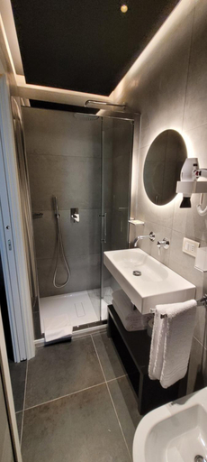 Others 4, Santarella Guest House, Milano