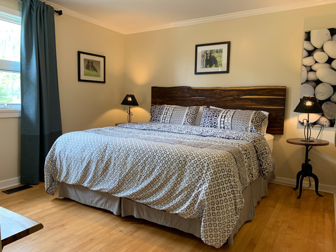 Bedroom 2, Canadian Rockies Inn - Adults only, Columbia-Shuswap
