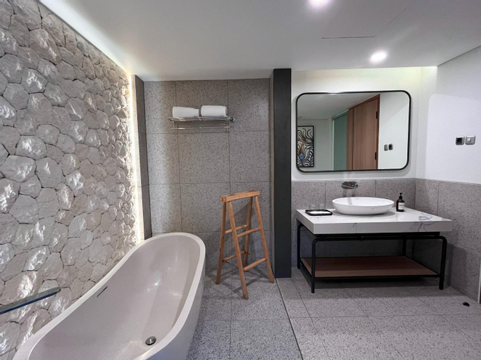 Bathroom 13