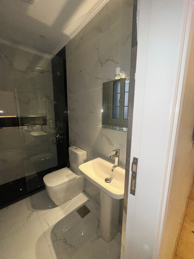 Bathroom 3, Atum, 'Abdin