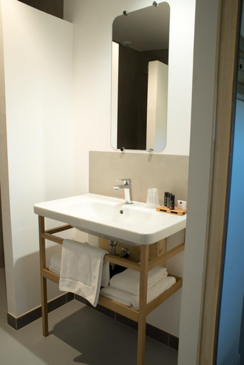 Bathroom 3, Hotel Le 23, Gironde