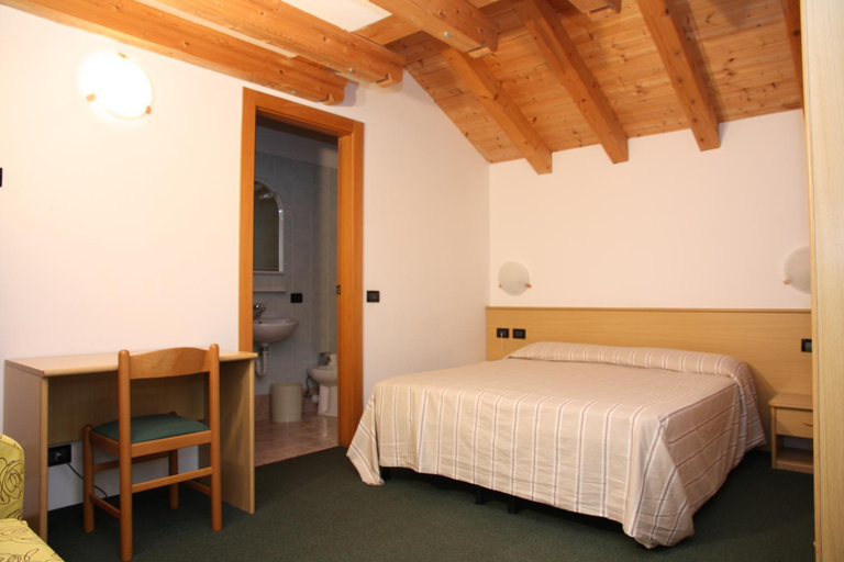 Bedroom 2, Albergo Miramonti, Trento