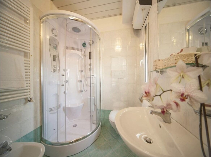 Bathroom 5, Hotel Manola, Rimini