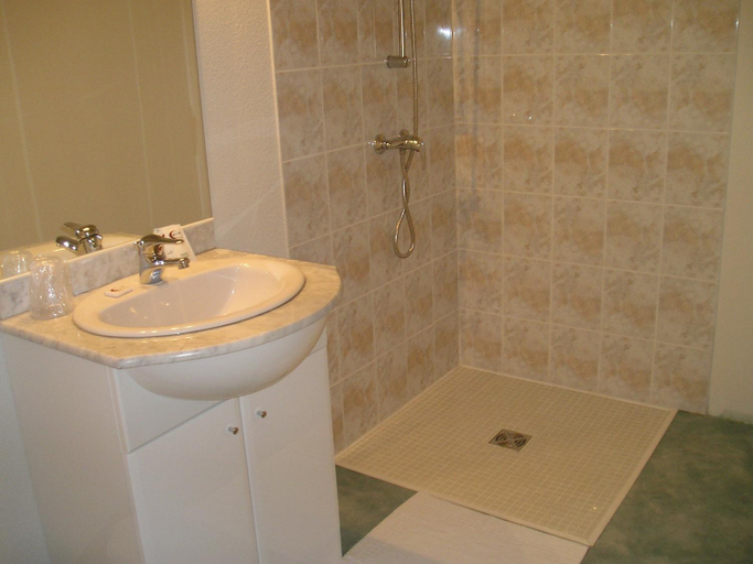 Bathroom 3, Tour Hotel, Gironde