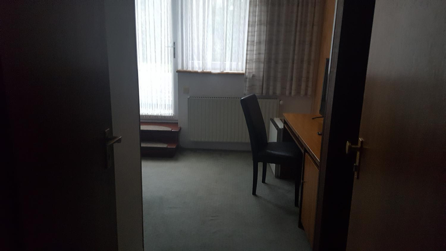 Others 4, Zimmer im Grunen, Wuppertal