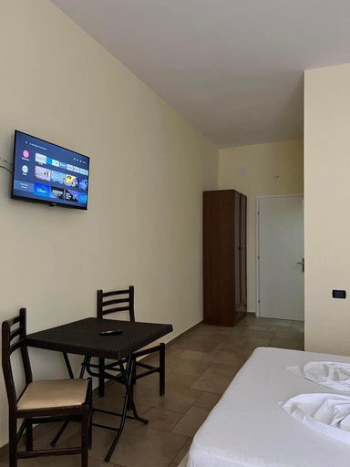 Others 4, Hotel Antik, Kavajës
