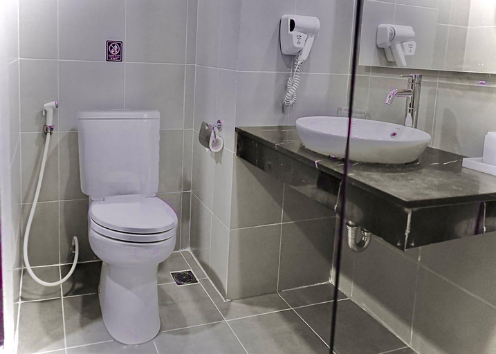 Bathroom 13
