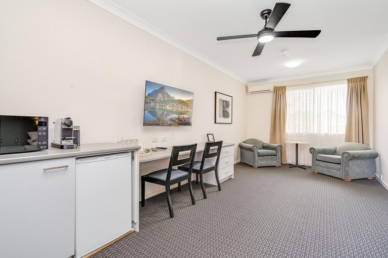 Others 5, Elizabeth Motor Inn Adamstown, Newcastle - Throsby