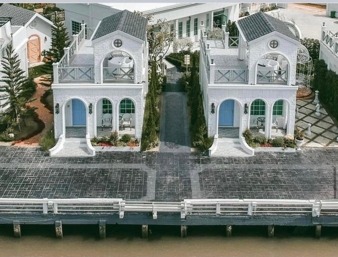 Exterior 4
