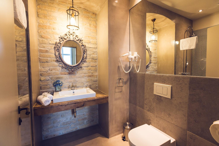 Bathroom 4, Heritage Home Apartments, Budapesti