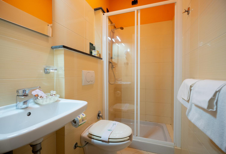 Bathroom 4, Hotel Bernardino, Lucca