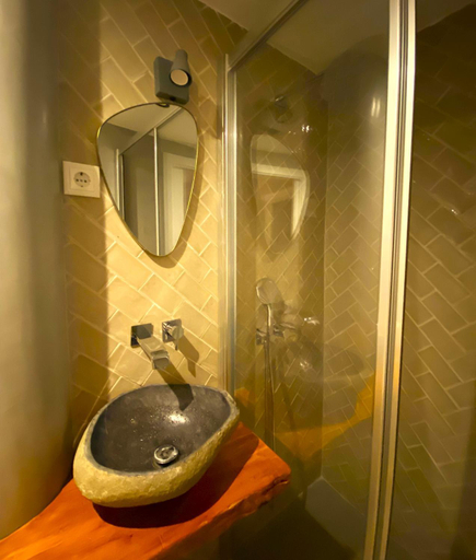 Others 5, Apartamentos Colmeia, Lisbon