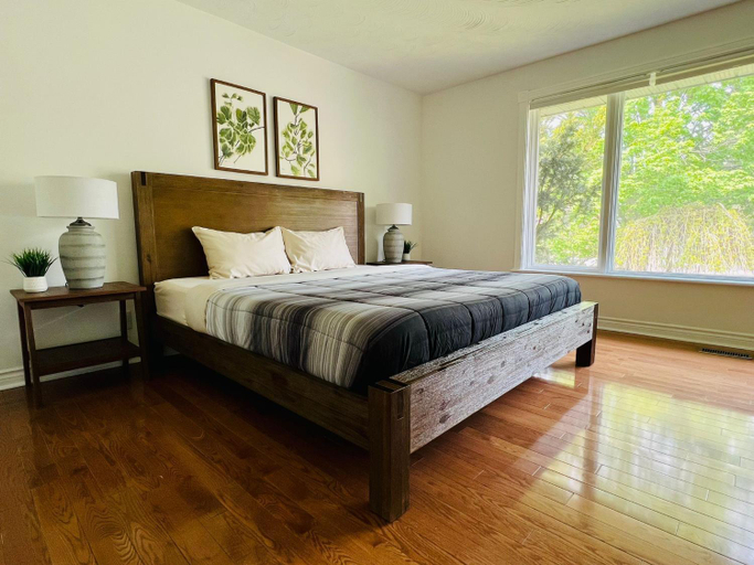3, Letitia Heights !G Stylish and Spacious Private Bedroom with Shared Bathroom, Simcoe