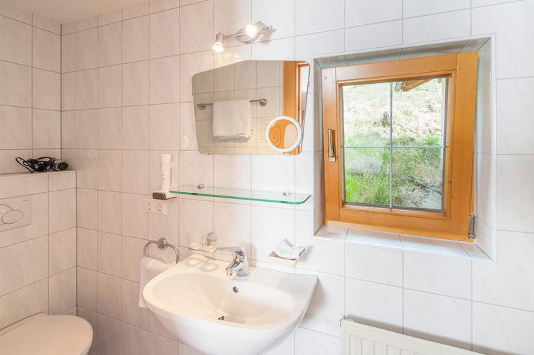 Bathroom 3, Naturhotel BERGhof, Landeck