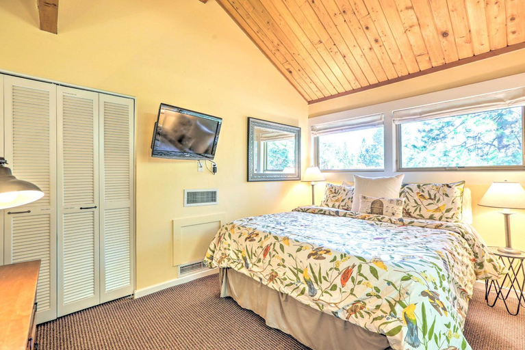 Breathtaking Bend Condo with Resort Amenities!, Deschutes