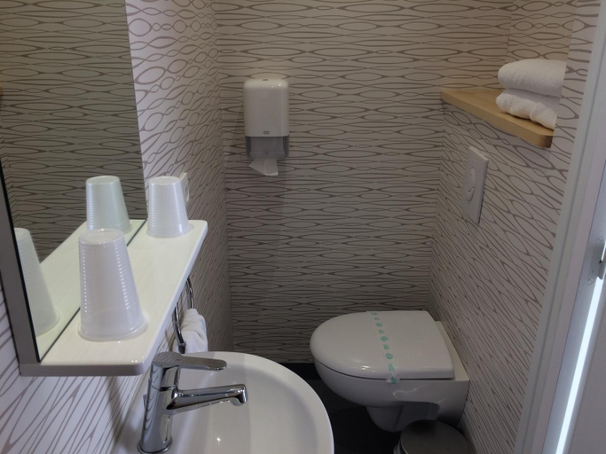 Bathroom, hotel le beausejour, Lozère