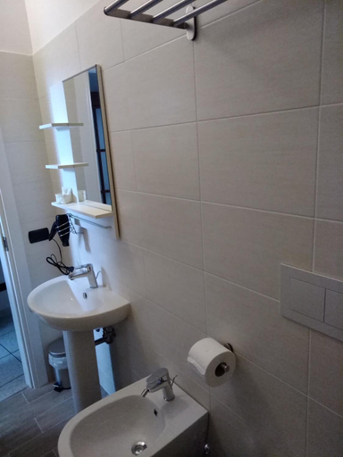 Bathroom 3, Al cortile, Benevento