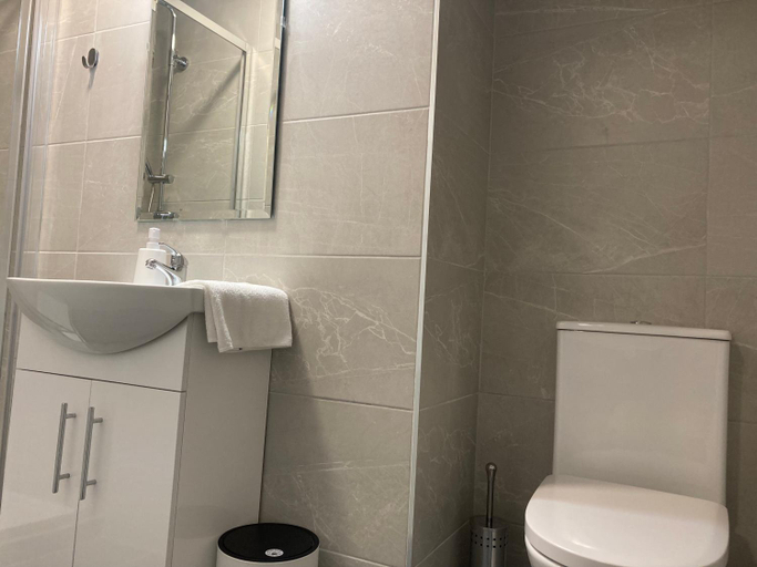 Bathroom 3, Cille Apartments, Ballyferriter village