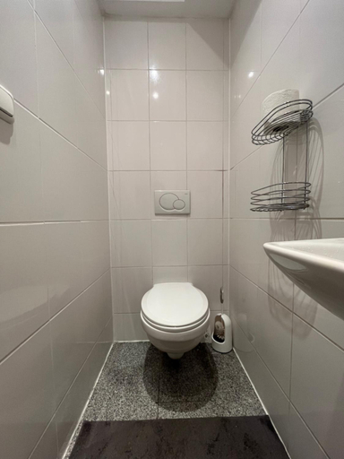 Bathroom 4, Budget Rooms just for sleeping - Digital access, Köln