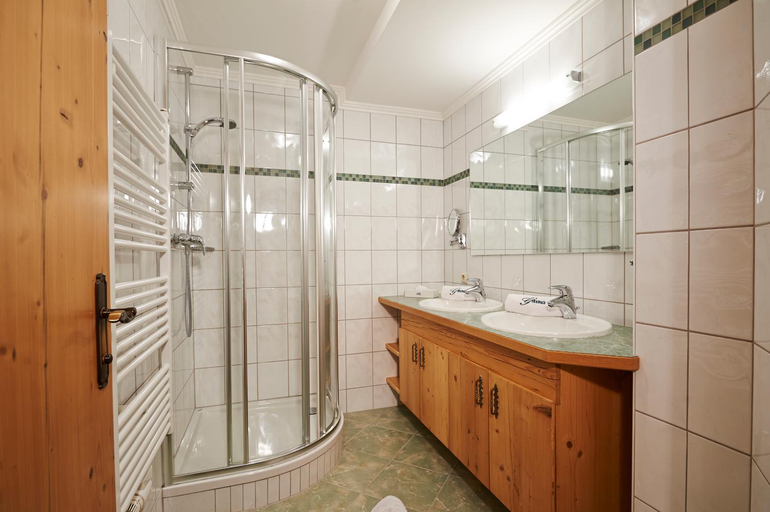Bathroom, Gourmet-Hotel Grunwald, Zell am See