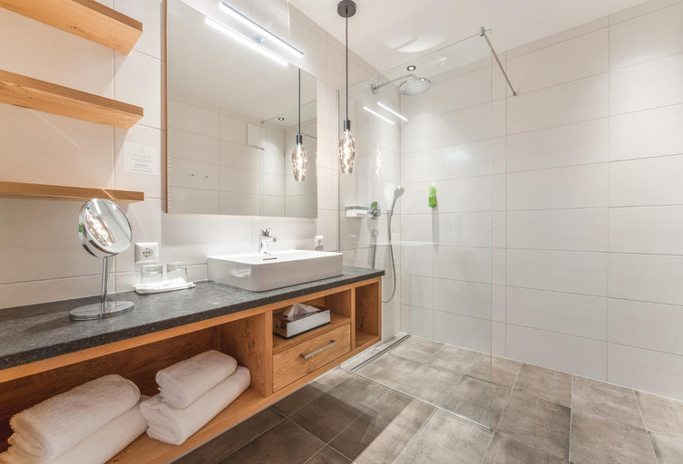 Bathroom 2, Das Leonhard - Naturparkhotel am Weissensee, Spittal an der Drau