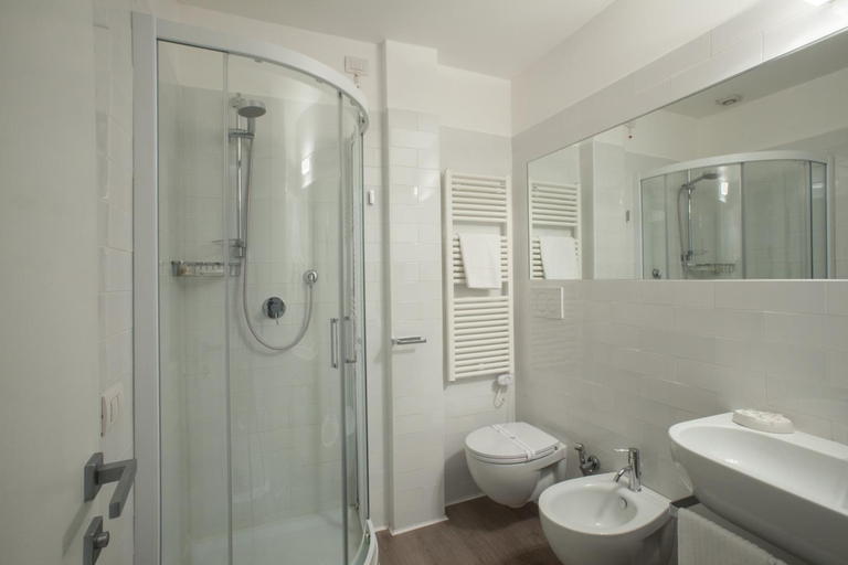 Bathroom 2, Domus Roma, Matera