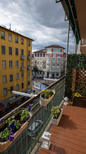 Beautiful floral apartment on Navigli, Milano