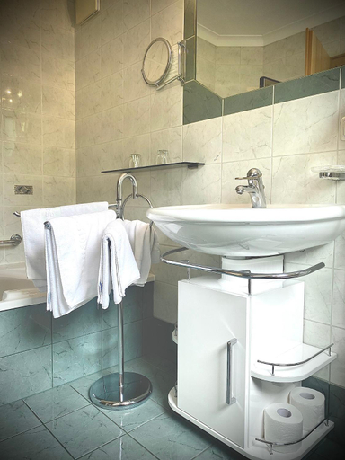 Bathroom 2, Hotel Alpen Residence, Reutte