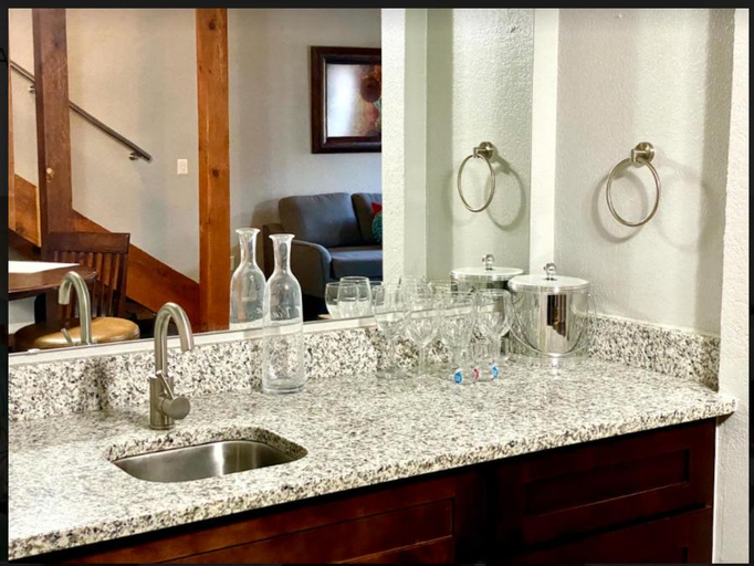 Others 3, Private Bedroom Suite - Communal House near Integris, Oklahoma