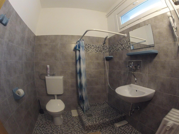 Bathroom 3, Olympos Panzio, Budapesti