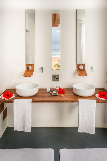 Bathroom 3, Baia Sonambula, Jangamo