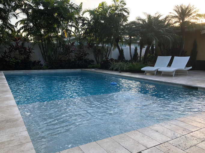 Sport & Beauty 4, Private bedroom & den suite with shared pool & tropical garden, Broward