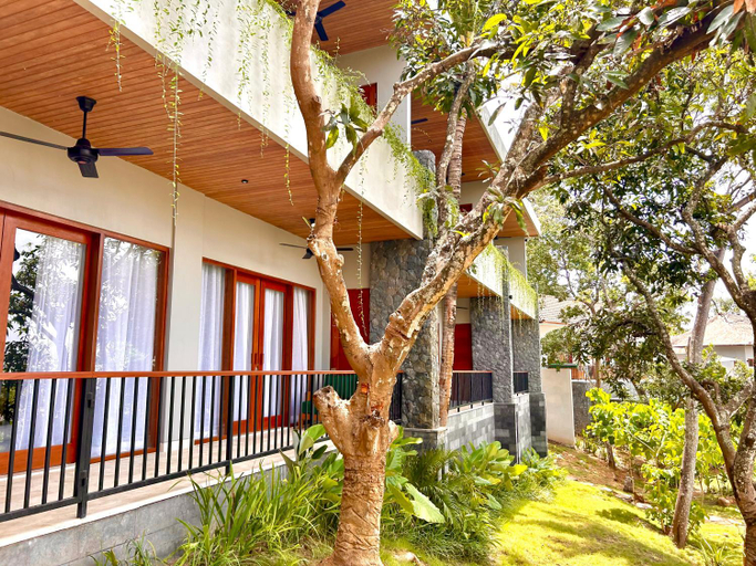 Exterior 15