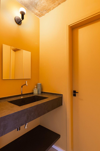 Bathroom 10