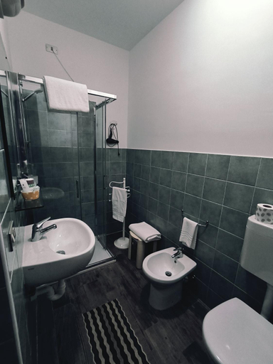 Bathroom 5, Hotel Giardini, Cuneo