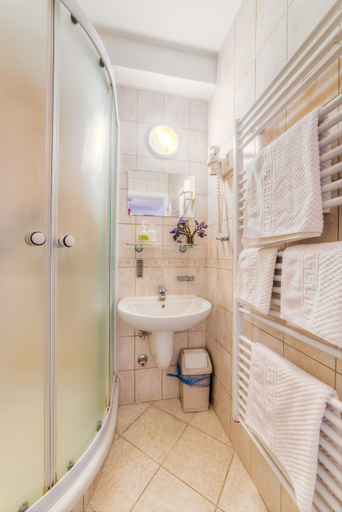Bathroom, Kata Panzio, Szeged