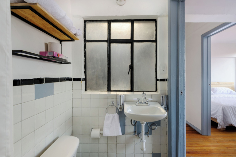 Bathroom 4, Edificio Aurora, Mexico City