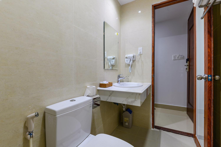 Bathroom 4, Royal Hotel, District 2