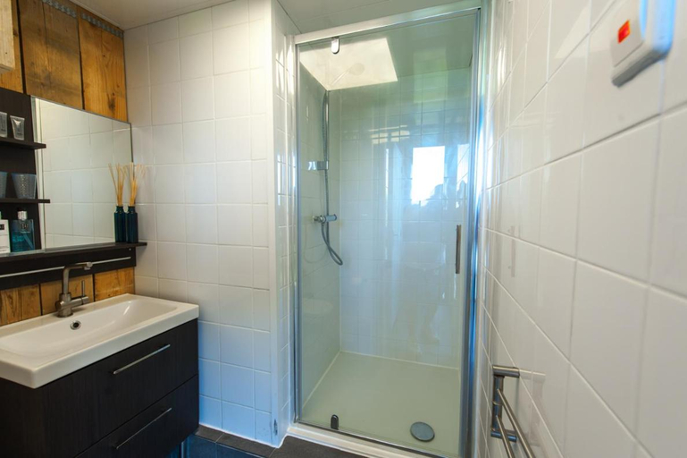 Bathroom 2, B&B Beach Inn, The Hague