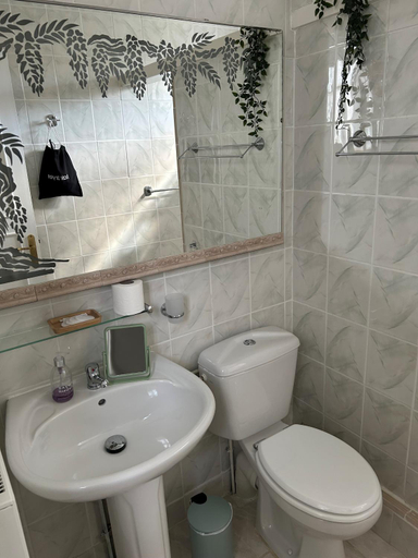 Bathroom 2, La Maison des Eaux, Lot-et-Garonne