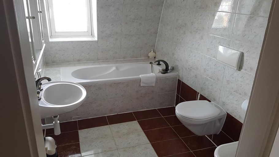Bathroom 2, Pension Rossini, Cheb