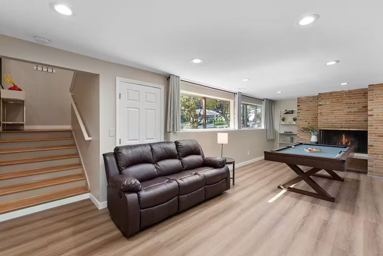 Others 5, Stylish & Spacious Retreat in Downtown Bellevue, King