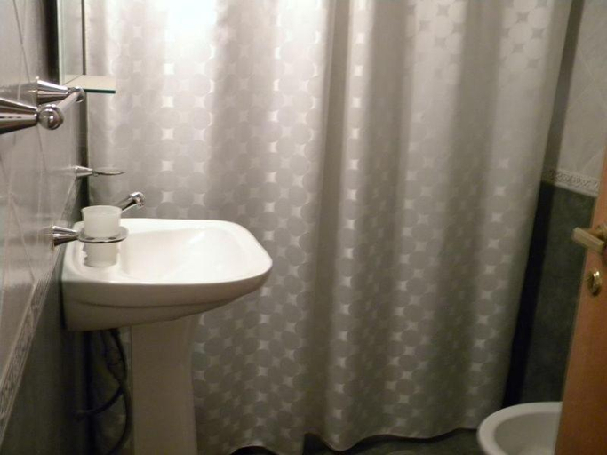 Bathroom, Wayra Pampa Posada & Aparts, San Alberto