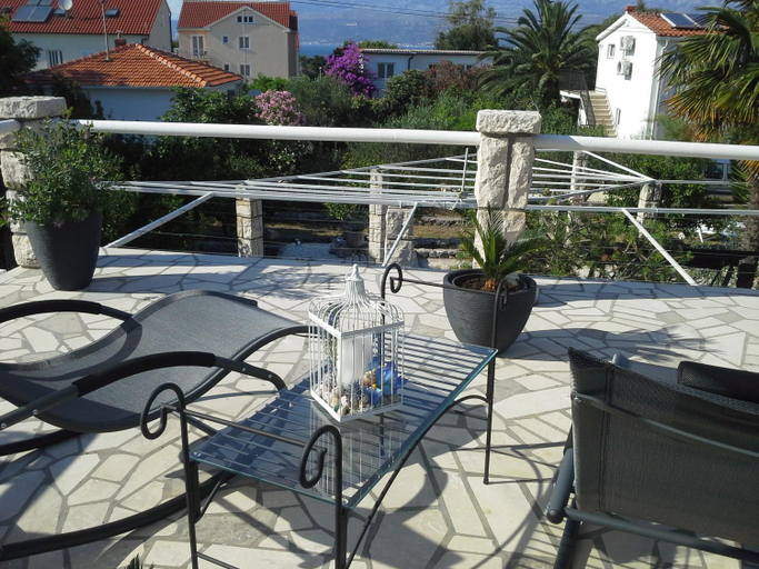 Others 4, Villa Sarah, Supetar