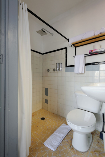 Bathroom 3, Edificio Aurora, Mexico City