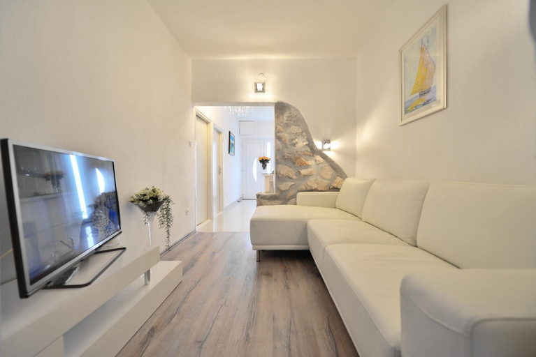 Others 3, Villa Sarah, Supetar