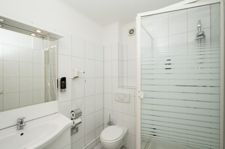 Bathroom 4, Hotel Grune Tanne, Hamburg