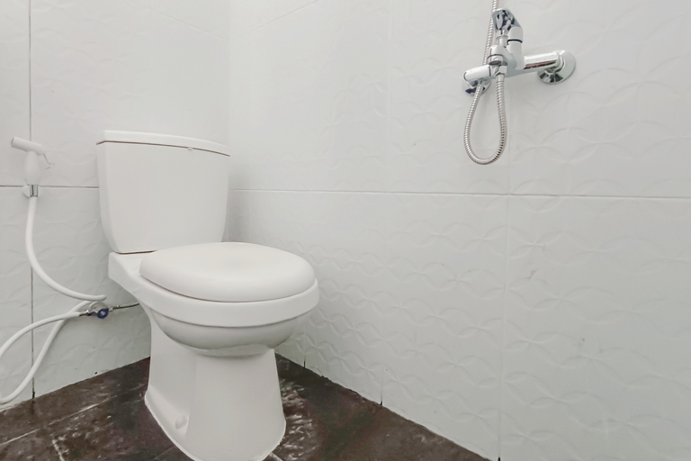 Bathroom 3, RedDoorz Syariah near RSUD Kajen Pekalongan, Pekalongan