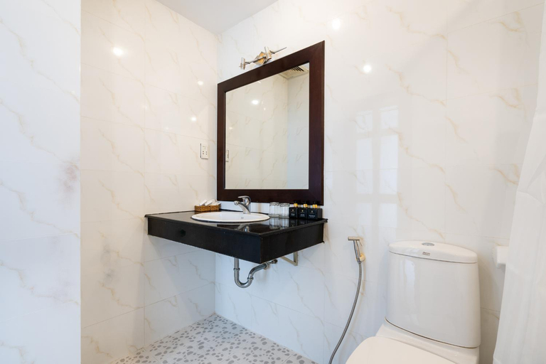 Bathroom 4, A&A Toronto Hotel, District 1
